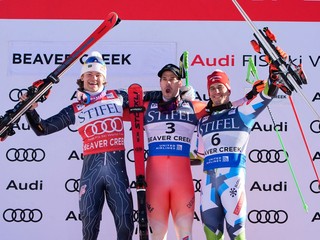 Zľava Lucas Pinheiro Braathen, Thomas Tumler a Žan Kranjec na pódiu po obrovskom slalome v stredisku Beaver Creek 2024.