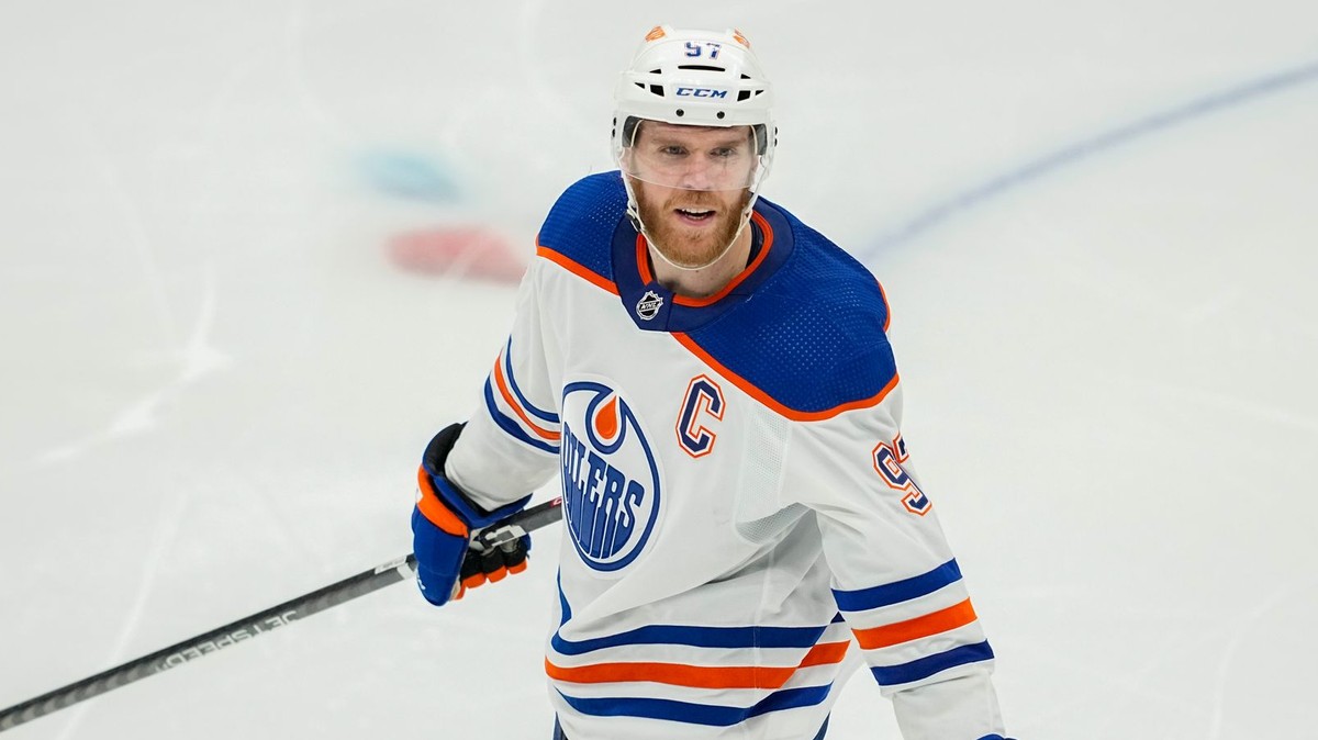 VIDEO: McDavid nechápavo krútil hlavou, o gól ho pripravila odhodená hokejka