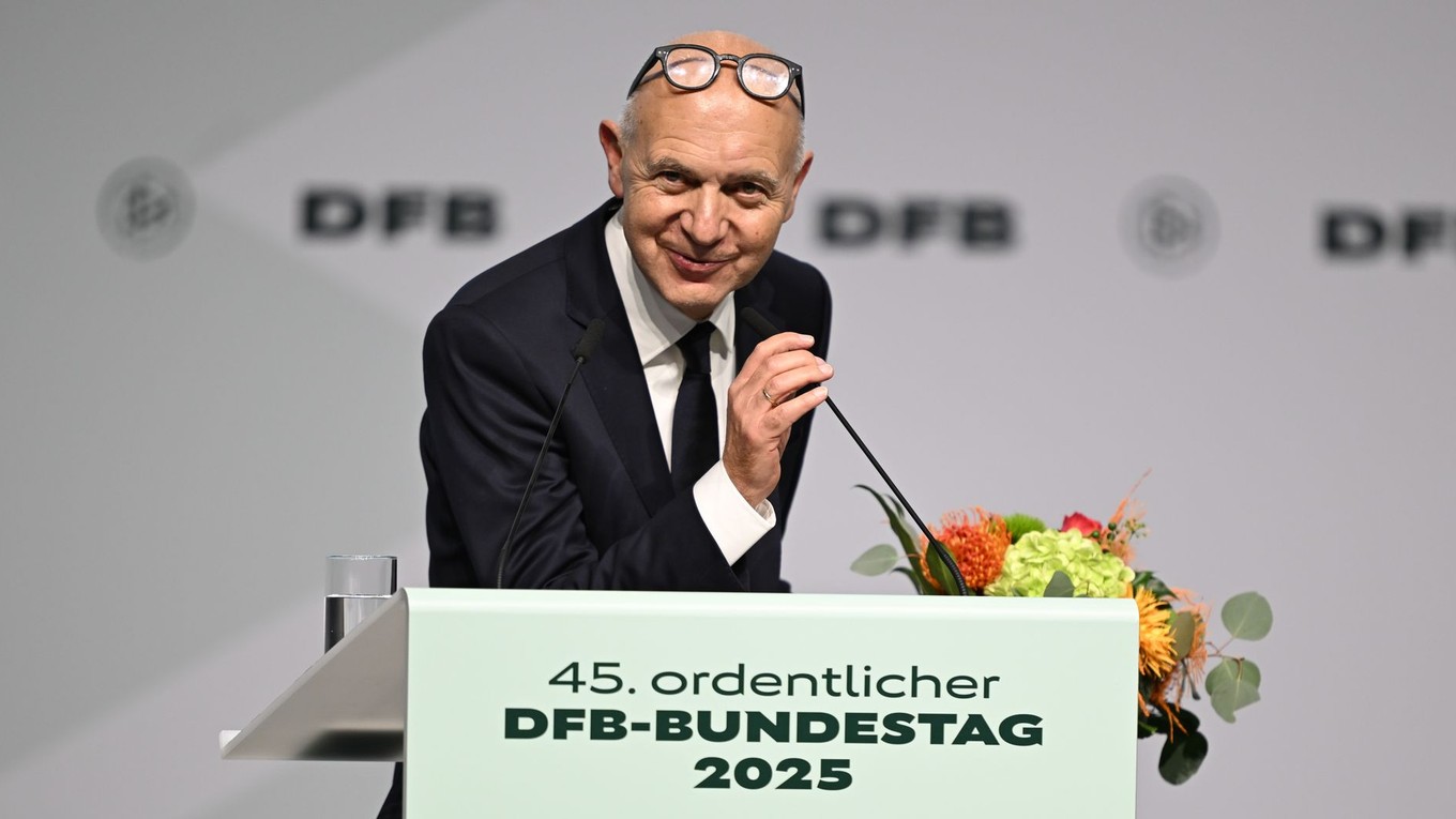 Na snímke prezident Nemeckého futbalového zväzu (DFB) Bernd Neuendorf ďakuje po jeho znovuzvolení v piatok 7. novembra 2025.