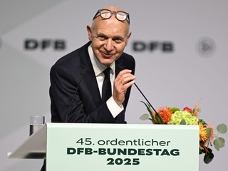 Na snímke prezident Nemeckého futbalového zväzu (DFB) Bernd Neuendorf ďakuje po jeho znovuzvolení v piatok 7. novembra 2025.