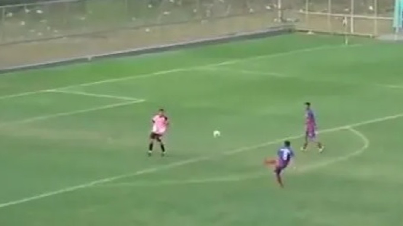 Brazílsky stredopoliar Julio Campos si úmyselne strelil vlastný gól.