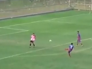 Brazílsky stredopoliar Julio Campos si úmyselne strelil vlastný gól. 