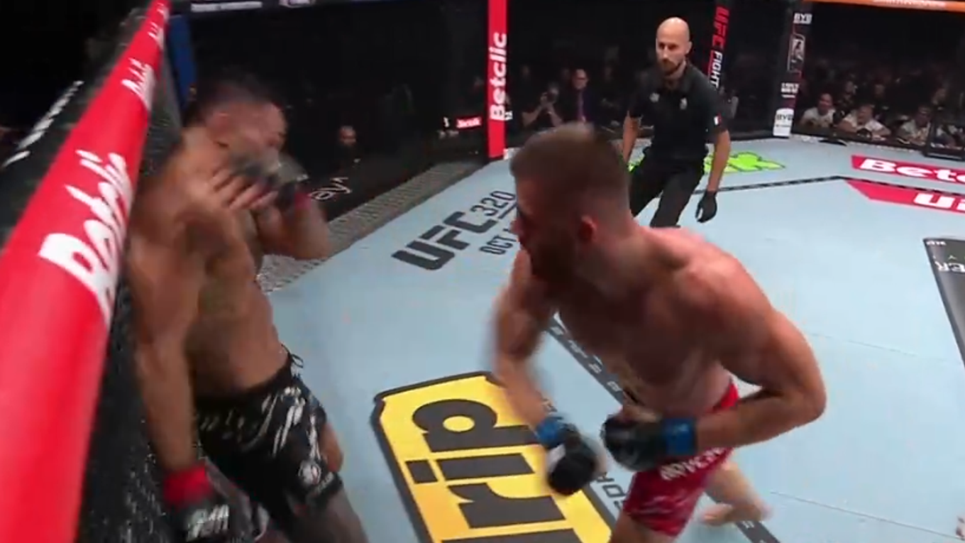 Bryczek v súboji s Tavaresom.