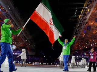 Iránec Shemshaki nesie vlajku na otváracom ceremoniáli na ZOH 2014 v Soči.