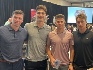 Zľava Šimon Nemec, Juraj Slafkovský, Filip Mešár a Servác Petrovský pred Draftom NHL 2022.