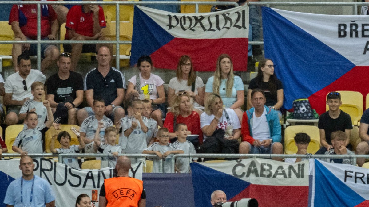 Českí fanúšikovia počas zápasu Česko - Nemecko na ME vo futbale U21 2025. 