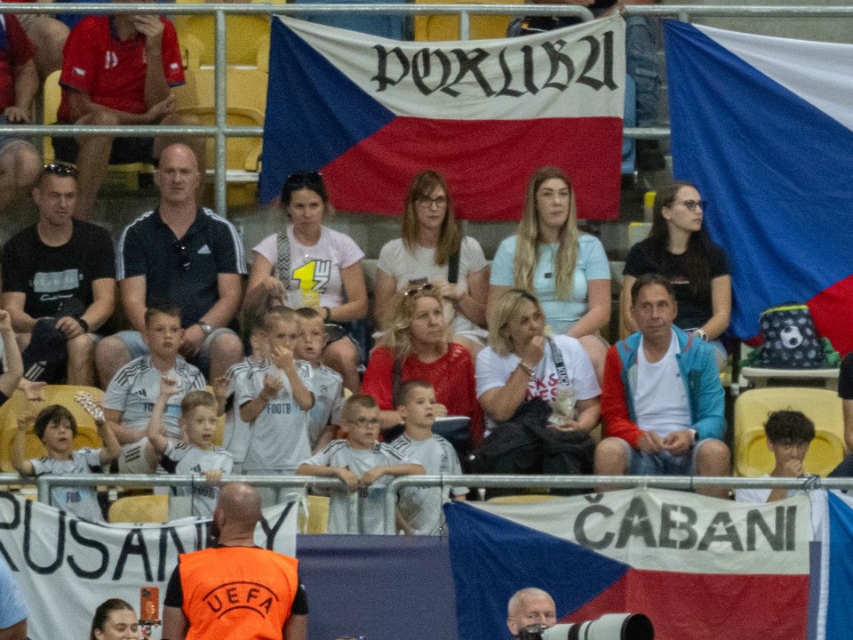 Českí fanúšikovia počas zápasu Česko - Nemecko na ME vo futbale U21 2025. 