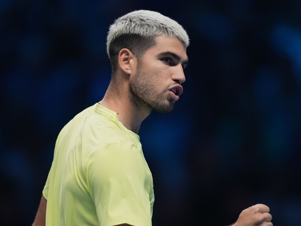 Carlos Alcaraz počas semifinálového zápasu na Turnaji majstrov 2025.