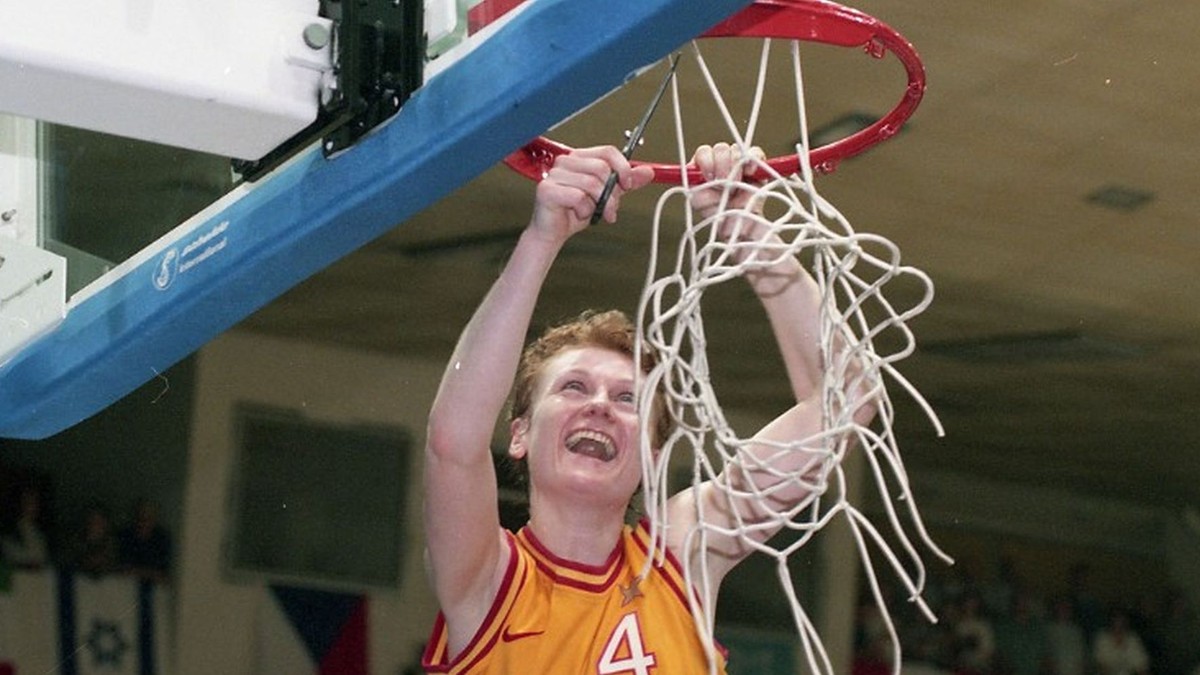 Iveta Bieliková strihá sieť z koša po triumfe Ružomberka vo finále Final four Európskej ligy v basketbale žien v roku 1999.