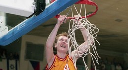 Iveta Bieliková strihá sieť z koša po triumfe Ružomberka vo finále Final four Európskej ligy v basketbale žien v roku 1999.