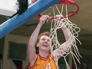 Iveta Bieliková strihá sieť z koša po triumfe Ružomberka vo finále Final four Európskej ligy v basketbale žien v roku 1999.