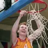 Iveta Bieliková strihá sieť z koša po triumfe Ružomberka vo finále Final four Európskej ligy v basketbale žien v roku 1999.