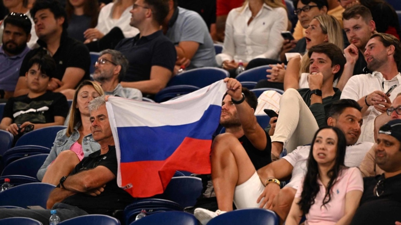 Ruskí fanúšikovia počas prvého kola Australian Open 2023.