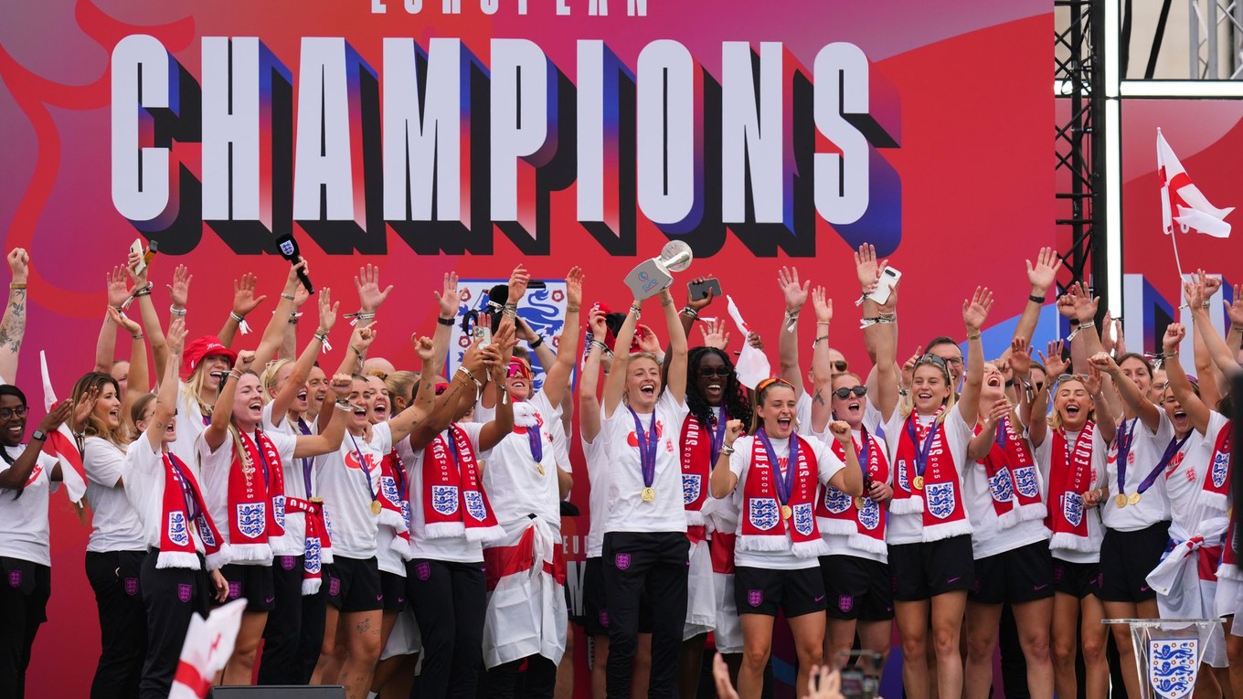 Kapitánka anglickej futalovej reprezentácie Leah Williamsonová (uprostred) oslavuje so spoluhráčkami zisk titulu majsteriek Európy.