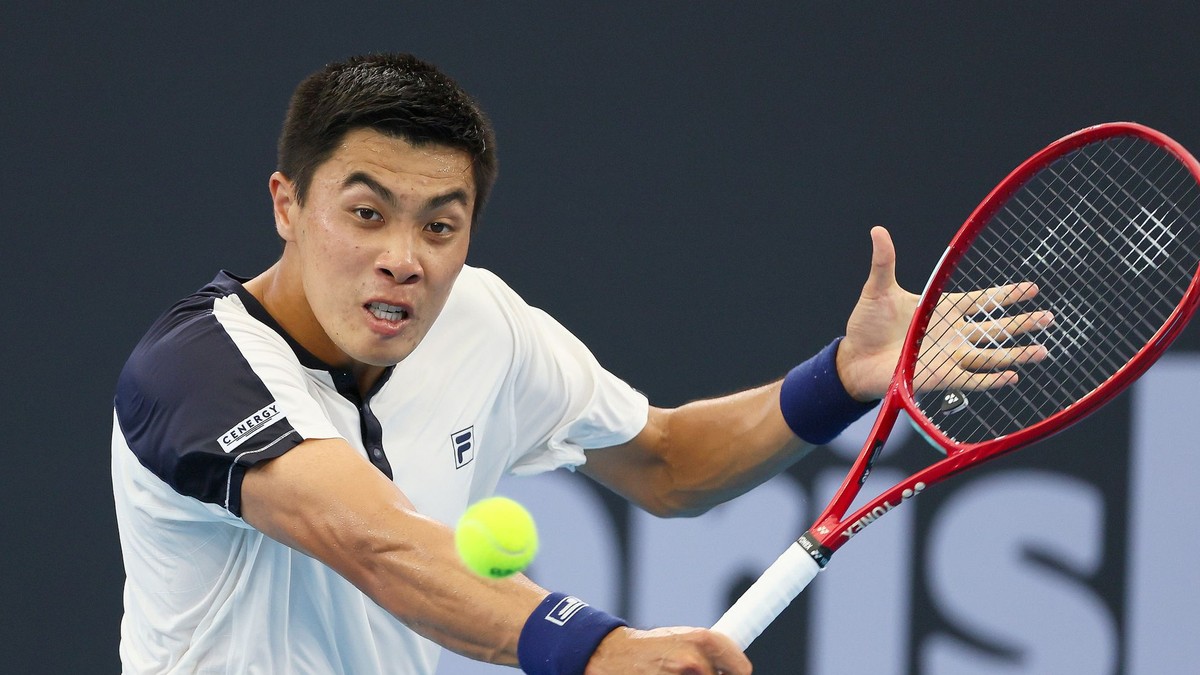 Brandon Nakashima v zápase s Aleksandarom Kovacevicom.