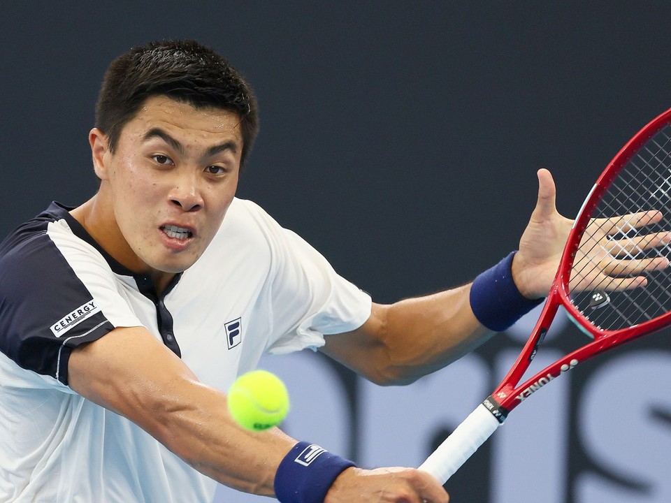 Brandon Nakashima v zápase s Aleksandarom Kovacevicom.