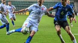 Na snímke Róbert Boženík a Michael Schjönning-Larsen v zápase Estónsko - Slovensko 0:1 (05.09.2024, Tallinn).