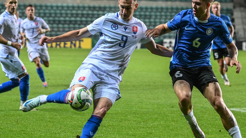 Na snímke Róbert Boženík a Michael Schjönning-Larsen v zápase Estónsko - Slovensko 0:1 (05.09.2024, Tallinn).