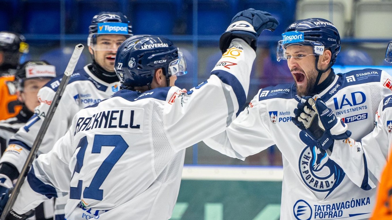 Hokejisti Popradu oslavujú gól.