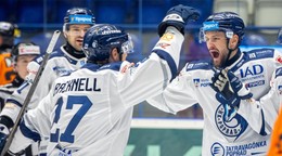 Hokejisti Popradu oslavujú gól. 