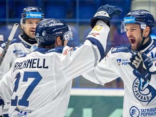 Hokejisti Popradu oslavujú gól. 