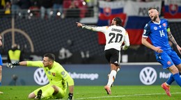 Brankár Martin Dúbravka ani kapitán Milan Škriniar nezabránili skórovať Sergeovi Gnabrymu.
