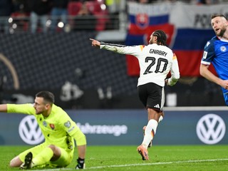 Brankár Martin Dúbravka ani kapitán Milan Škriniar nezabránili skórovať Sergeovi Gnabrymu.