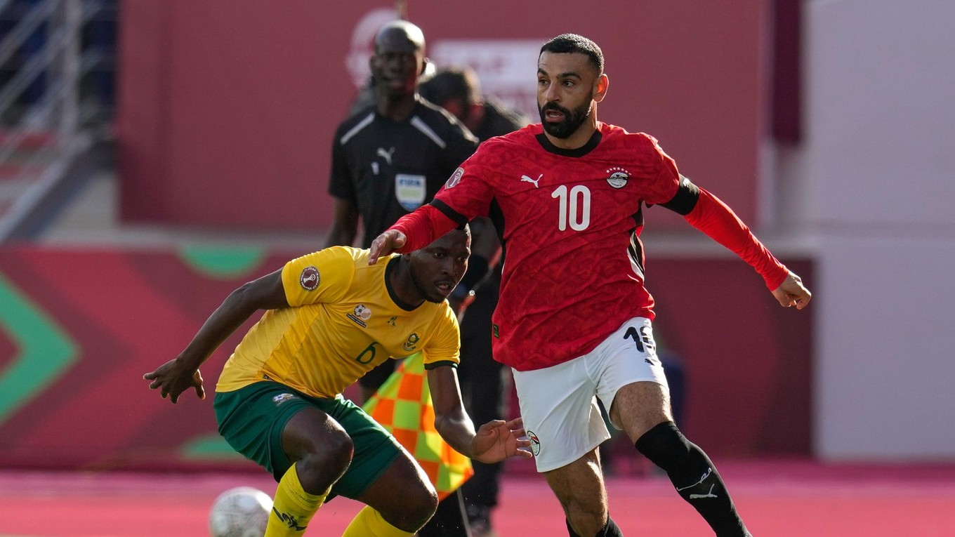 Mohamed Salah (vpravo) počas súboja o loptu v zápase základnej B-skupiny Afrického pohára národov vo futbale Egypt - JAR.