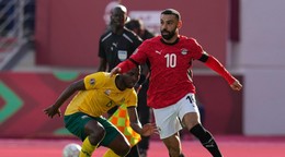 Mohamed Salah (vpravo) počas súboja o loptu v zápase základnej B-skupiny Afrického pohára národov vo futbale Egypt - JAR.