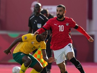 Mohamed Salah (vpravo) počas súboja o loptu v zápase základnej B-skupiny Afrického pohára národov vo futbale Egypt - JAR.
