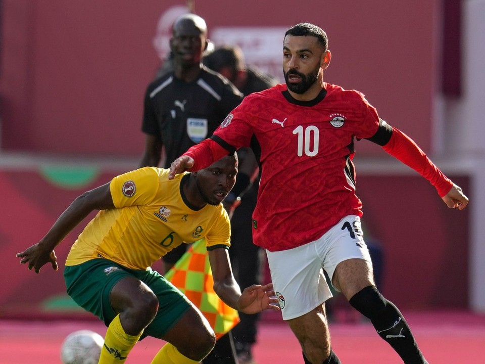 Mohamed Salah (vpravo) počas súboja o loptu v zápase základnej B-skupiny Afrického pohára národov vo futbale Egypt - JAR.