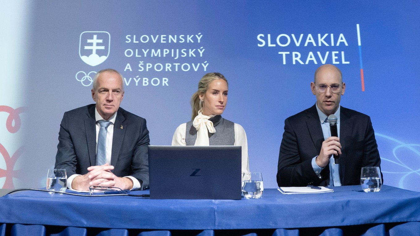 Zľava generálny sekretár SOŠV Jozef Liba, ambasádorka SLOVAKIA TRAVEL pre ZOH 2026 Michaela Šimoničová a generálny riaditeľ SLOVAKIA TRAVEL Matej Fekete počas tlačovej konferencie.