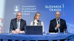 Zľava generálny sekretár SOŠV Jozef Liba, ambasádorka SLOVAKIA TRAVEL pre ZOH 2026 Michaela Šimoničová a generálny riaditeľ SLOVAKIA TRAVEL Matej Fekete počas tlačovej konferencie.