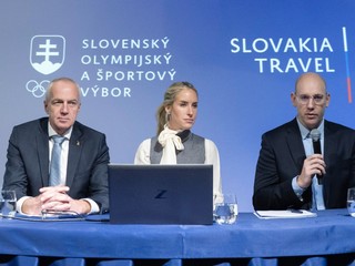 Zľava generálny sekretár SOŠV Jozef Liba, ambasádorka SLOVAKIA TRAVEL pre ZOH 2026 Michaela Šimoničová a generálny riaditeľ SLOVAKIA TRAVEL Matej Fekete počas tlačovej konferencie.