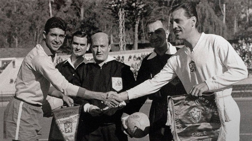Kapitáni Mauro Ramos a Ladislav Novák pred zápasom v skupine na MS 1962 Brazília - Československo (0:0) vo Viña del Mar.