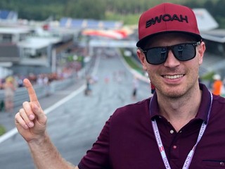 Komentátor F1 Števo Eisele na rakúskom okruhu Red Bull Ring. 