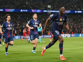 Hráč PSG Ousmane Dembele (vpravo) oslavuje po tom, ako strelil tretí gól v prvom zápase semifinále Ligy majstrov Paríž St. Germain - Bayern Mníchov.