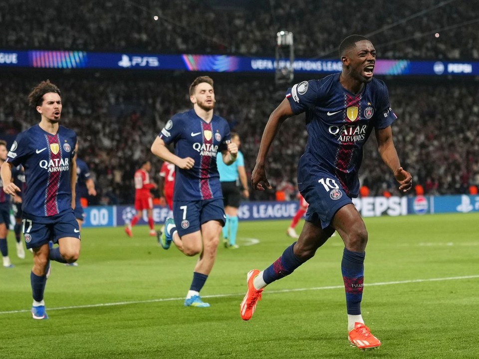 Hráč PSG Ousmane Dembele (vpravo) oslavuje po tom, ako strelil tretí gól v prvom zápase semifinále Ligy majstrov Paríž St. Germain - Bayern Mníchov.