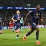Hráč PSG Ousmane Dembele (vpravo) oslavuje po tom, ako strelil tretí gól v prvom zápase semifinále Ligy majstrov Paríž St. Germain - Bayern Mníchov.