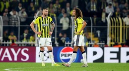 Milan Škriniar (vľavo) a jeho spoluhráč Matteo Guendouzi po druhom inkasovanom góle v zápase Ligy majstrov Fenerbahce Istanbul - Slavia Praha.