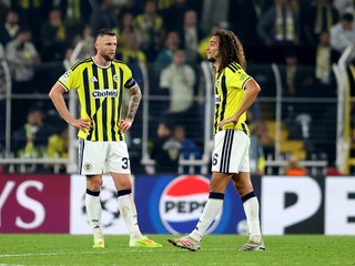 Milan Škriniar (vľavo) a jeho spoluhráč Matteo Guendouzi po druhom inkasovanom góle v zápase Ligy majstrov Fenerbahce Istanbul - Slavia Praha.