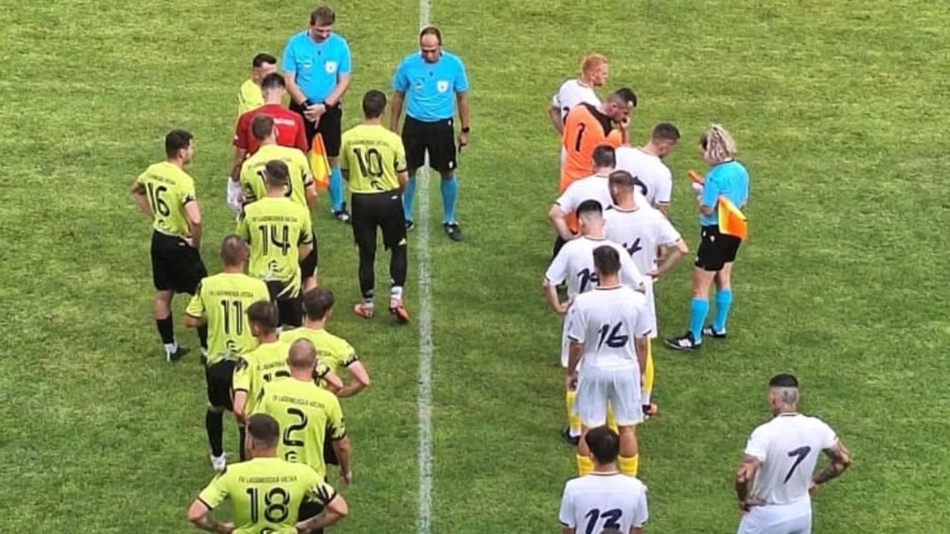 Nástup hráčov pred zápasom Slovenská Ľupča - Ladomerská Vieska.