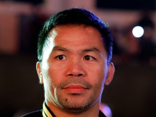 Manny Pacquiao pózuje pred kamerami počas váženia v Saudskej Arábii.
