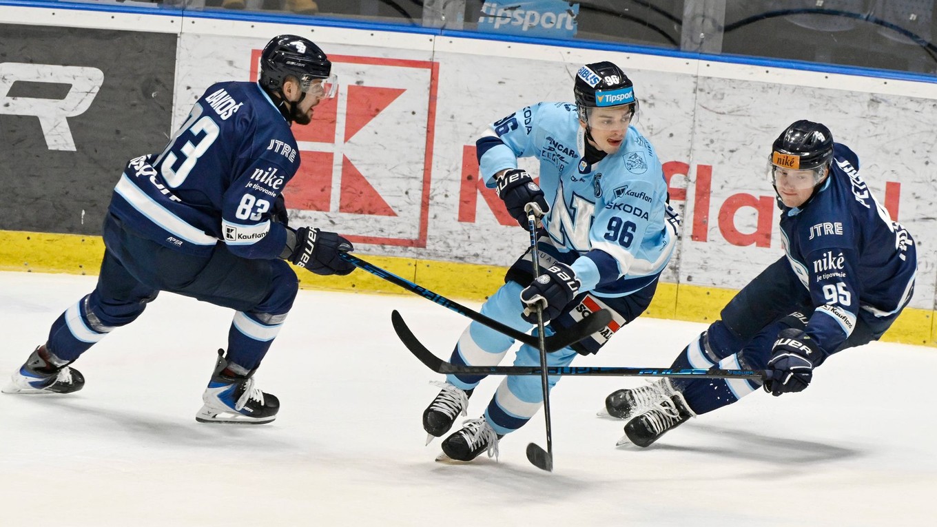 Ondrej Molnár (Nitra), vľavo Martin Bakoš a vpravo Jonáš Peterek (obaja Slovan) počas zápasu 45. kola Tipsport ligy.