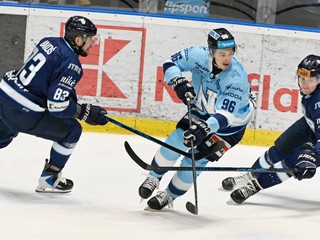 Ondrej Molnár (Nitra), vľavo Martin Bakoš a vpravo Jonáš Peterek (obaja Slovan) počas zápasu 45. kola Tipsport ligy.