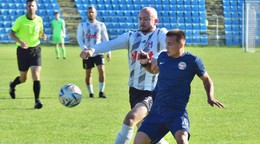 Futbalisti Lokomotívy (v modrom) sú favoritom, Cejkov (v bielom-čiernom) sezónu nedohrá.