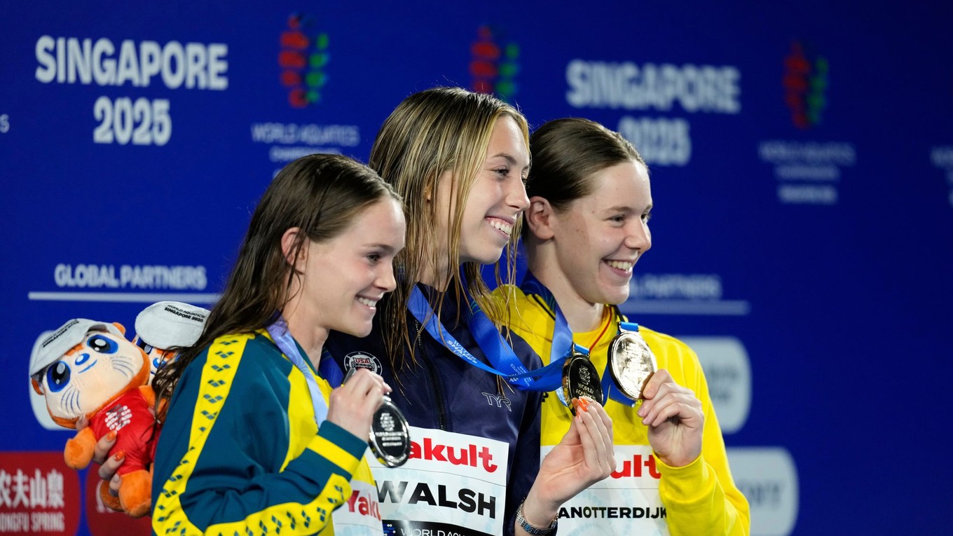 Gretchen Walshová (uprostred).