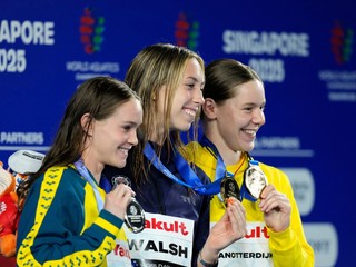 Gretchen Walshová (uprostred).