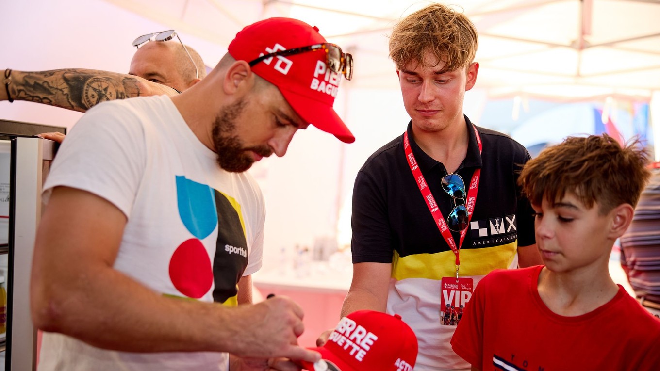 Peter Sagan rozdáva autogramy počas pretekov Okolo Slovenska 2025.