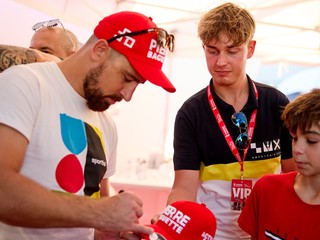 Peter Sagan rozdáva autogramy počas pretekov Okolo Slovenska 2025.